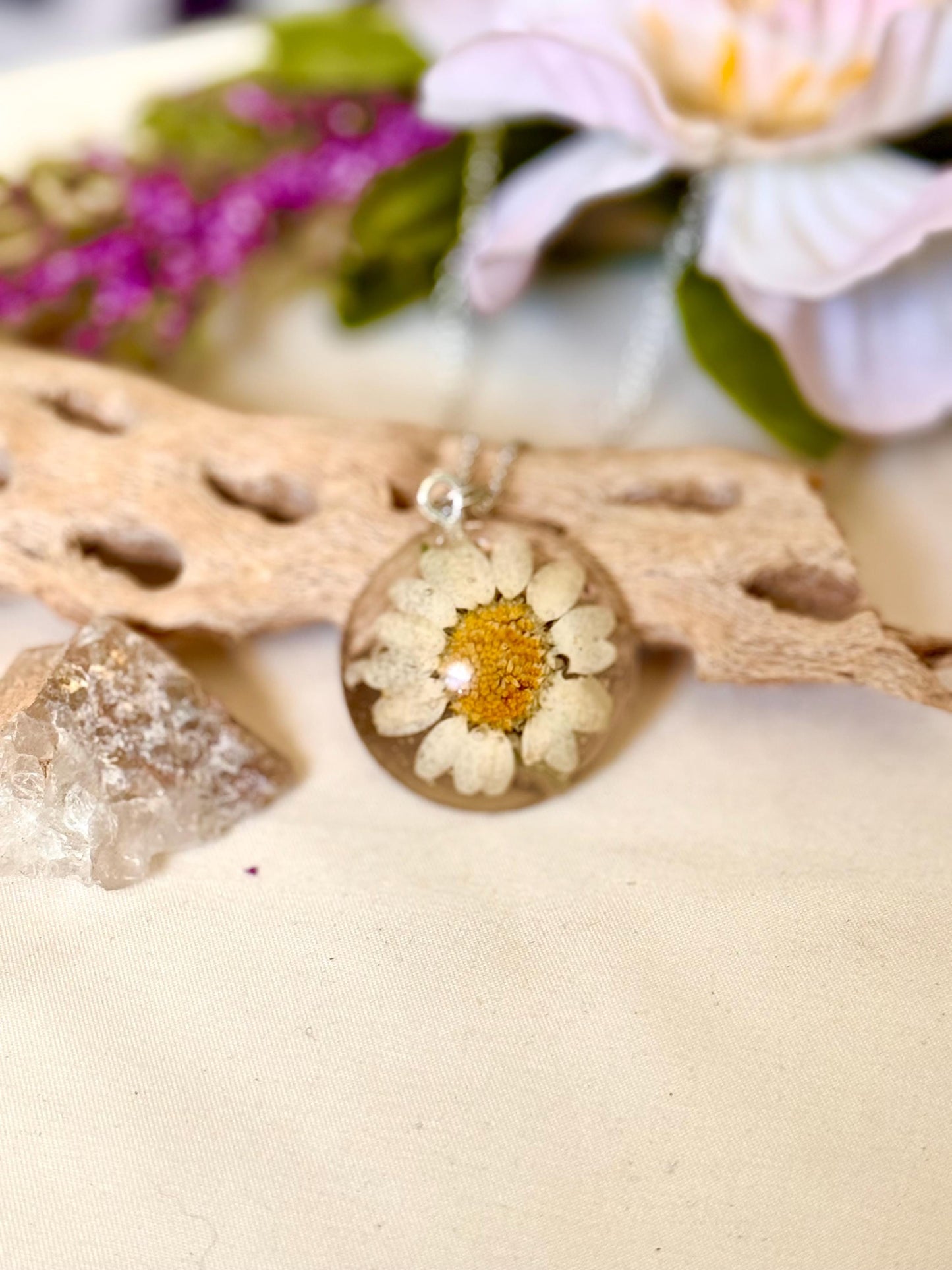 Real Pressed Daisy Resin Necklace – Handmade Floral Pendant on Silver Adjustable Chain