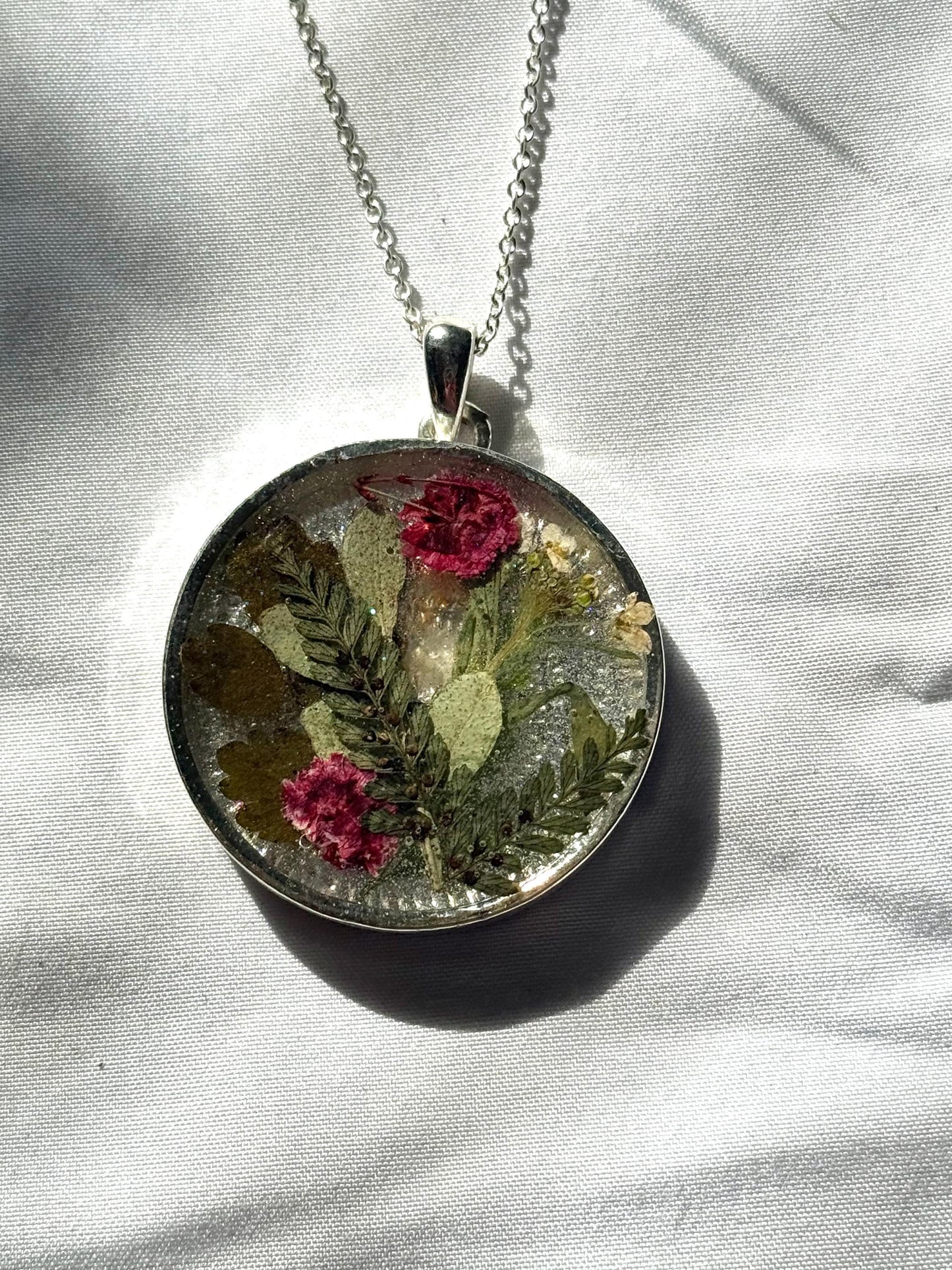 Pressed Flower Resin Necklace – Round Botanical Pendant, Real Flowers in Resin, Nature-Inspired Jewelry