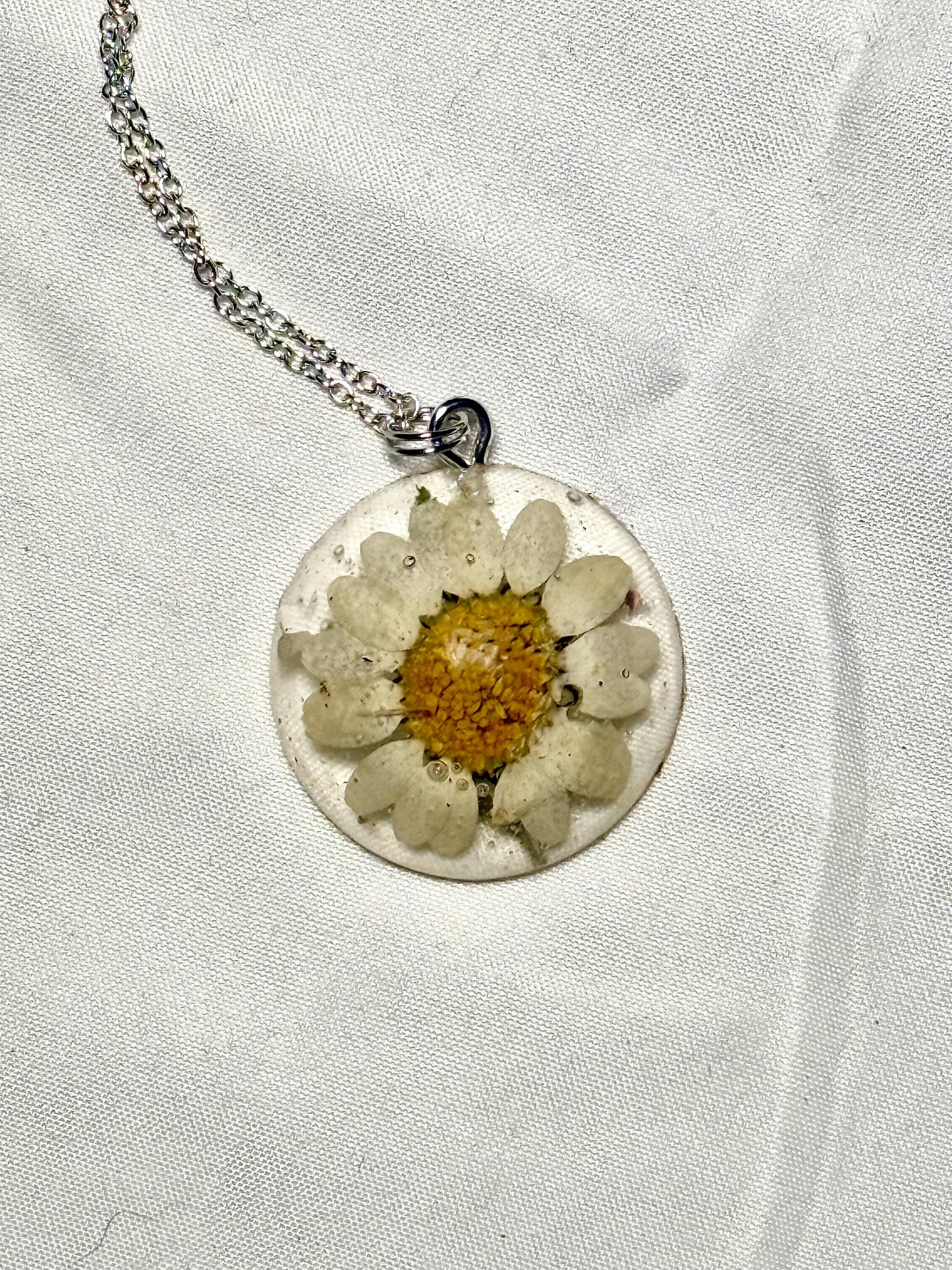 Real Pressed Daisy Resin Necklace – Handmade Floral Pendant on Silver Adjustable Chain