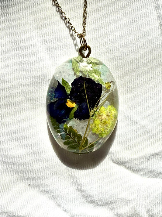 Handmade Pressed Flower Resin Pendant – Botanical Necklace, Nature Jewelry, Real Flowers in Resin