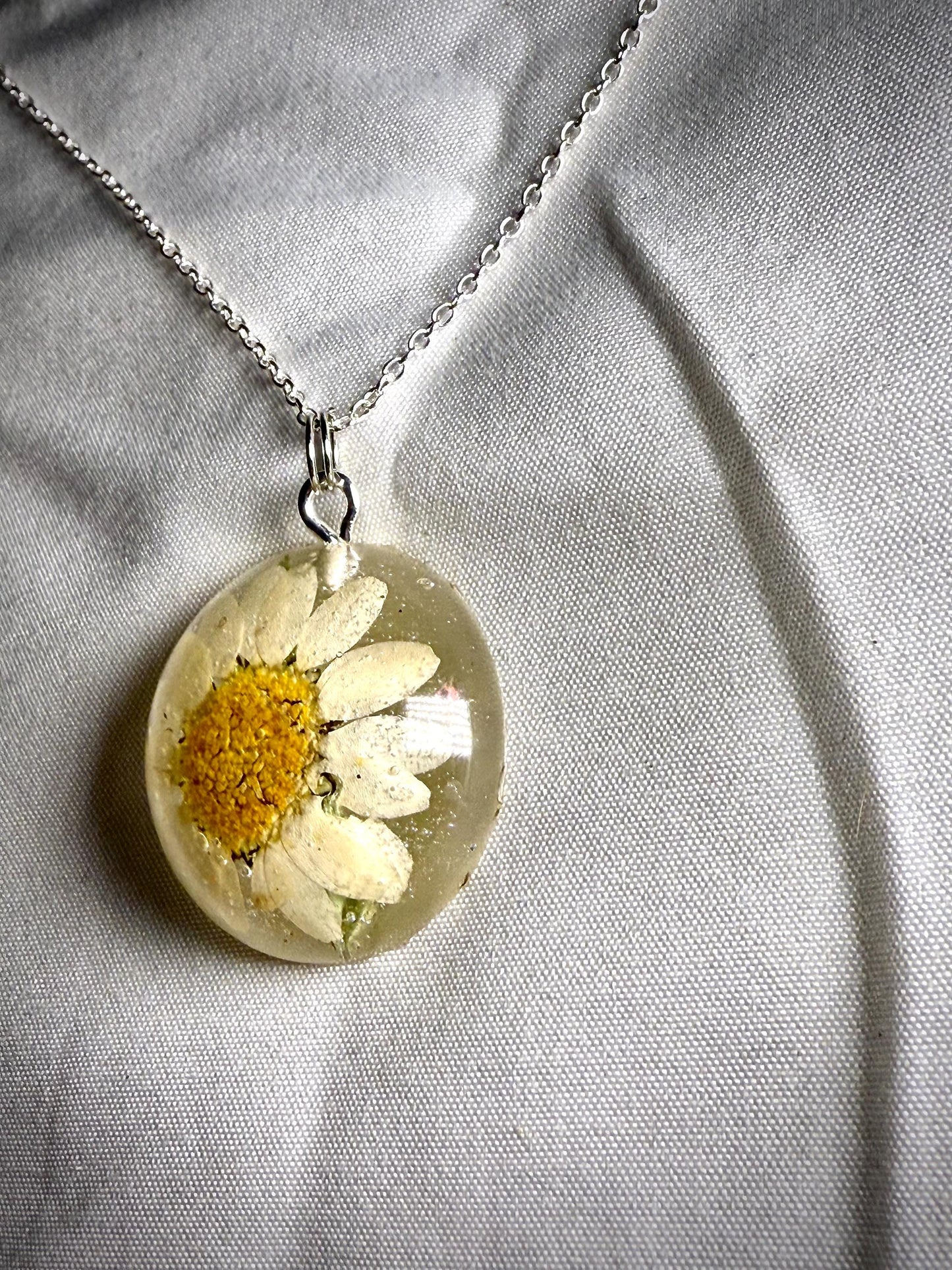 Real Pressed Daisy Resin Necklace – Handmade Floral Pendant on Silver Adjustable Chain