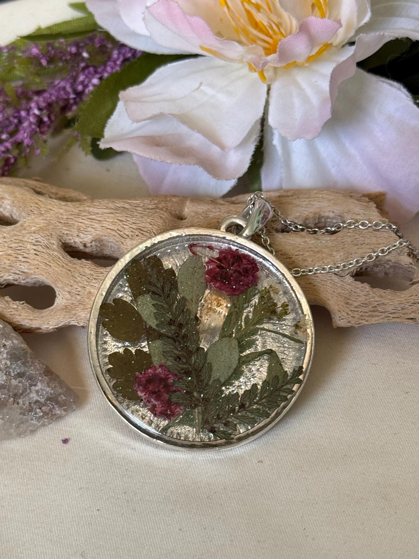 Pressed Flower Resin Necklace – Round Botanical Pendant, Real Flowers in Resin, Nature-Inspired Jewelry