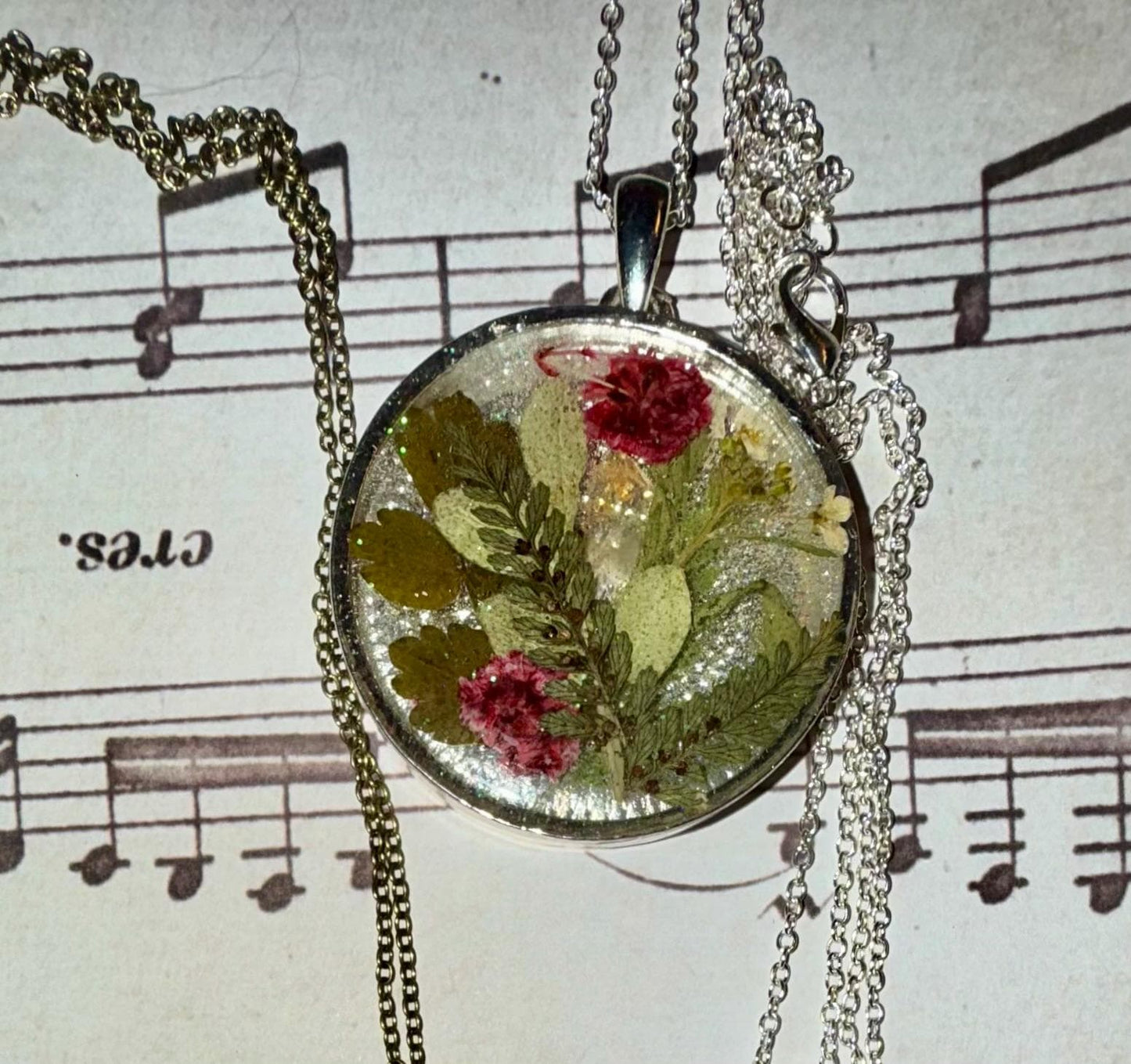 Pressed Flower Resin Necklace – Round Botanical Pendant, Real Flowers in Resin, Nature-Inspired Jewelry