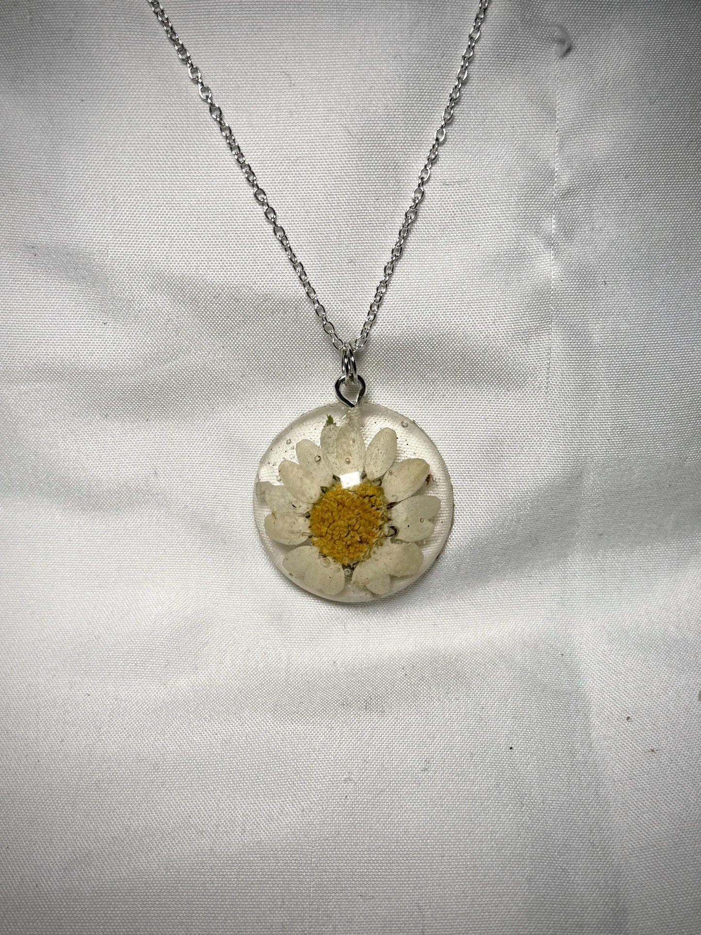 Real Pressed Daisy Resin Necklace – Handmade Floral Pendant on Silver Adjustable Chain