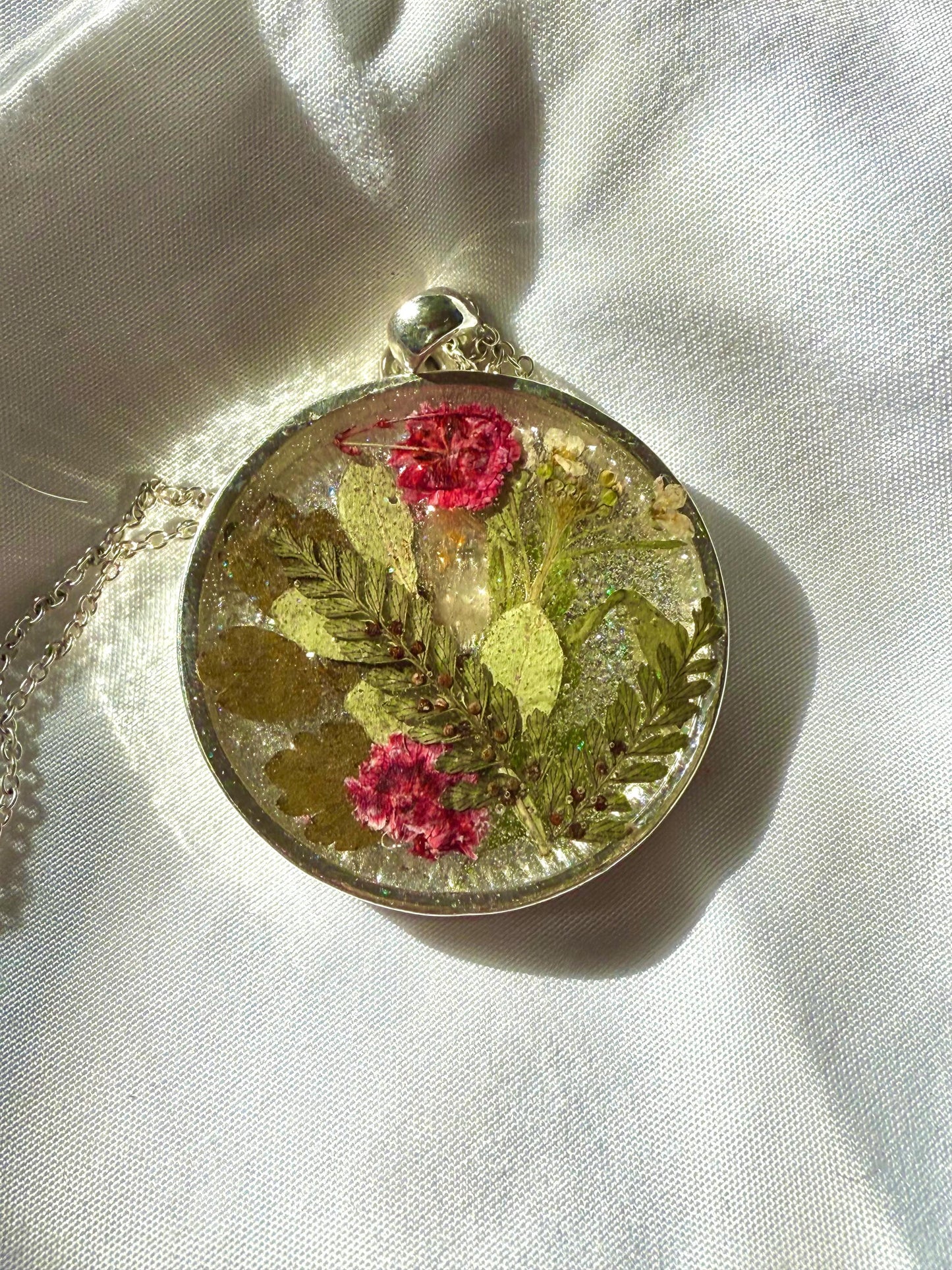 Pressed Flower Resin Necklace – Round Botanical Pendant, Real Flowers in Resin, Nature-Inspired Jewelry