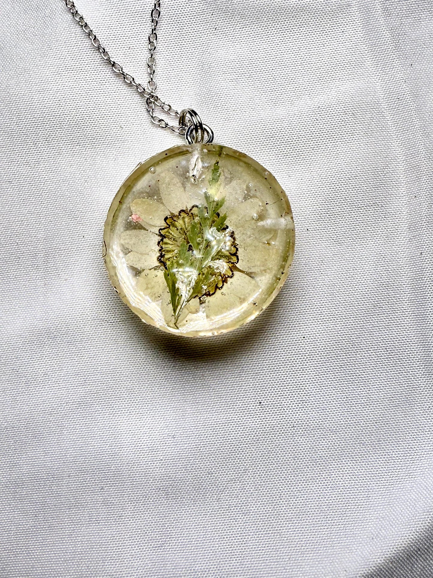 Real Pressed Daisy Resin Necklace – Handmade Floral Pendant on Silver Adjustable Chain