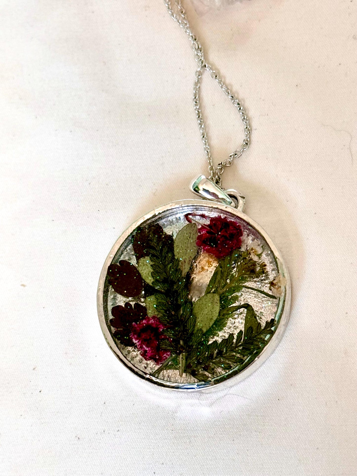 Pressed Flower Resin Necklace – Round Botanical Pendant, Real Flowers in Resin, Nature-Inspired Jewelry