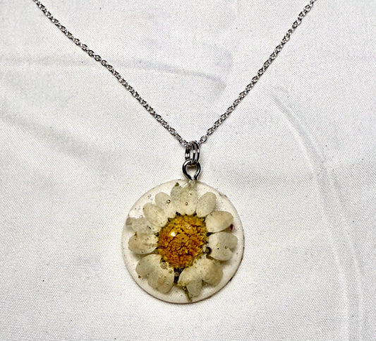 Real Pressed Daisy Resin Necklace – Handmade Floral Pendant on Silver Adjustable Chain