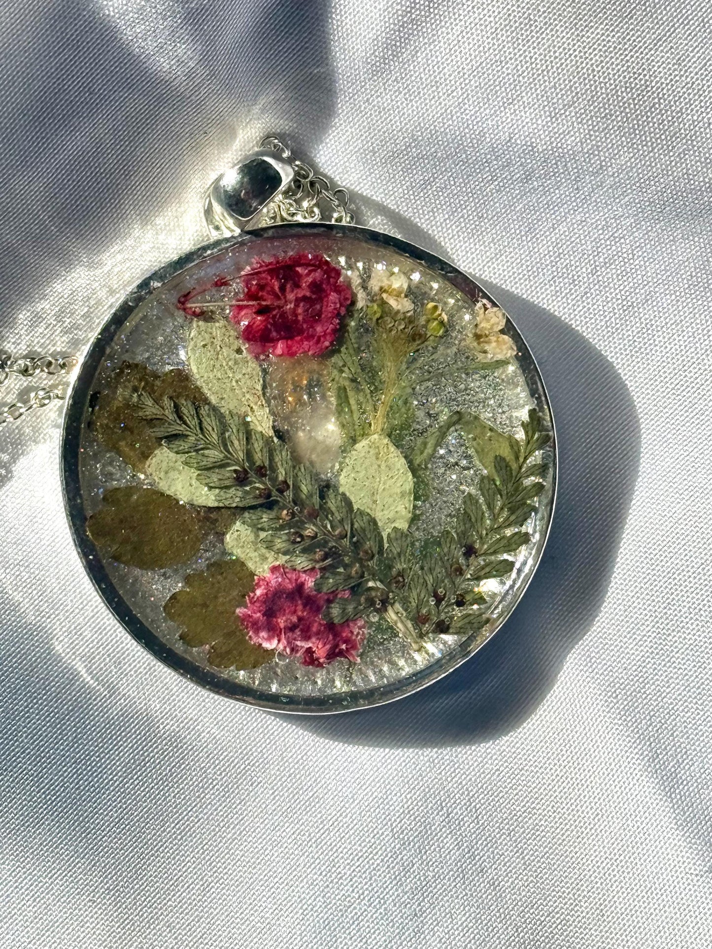 Pressed Flower Resin Necklace – Round Botanical Pendant, Real Flowers in Resin, Nature-Inspired Jewelry