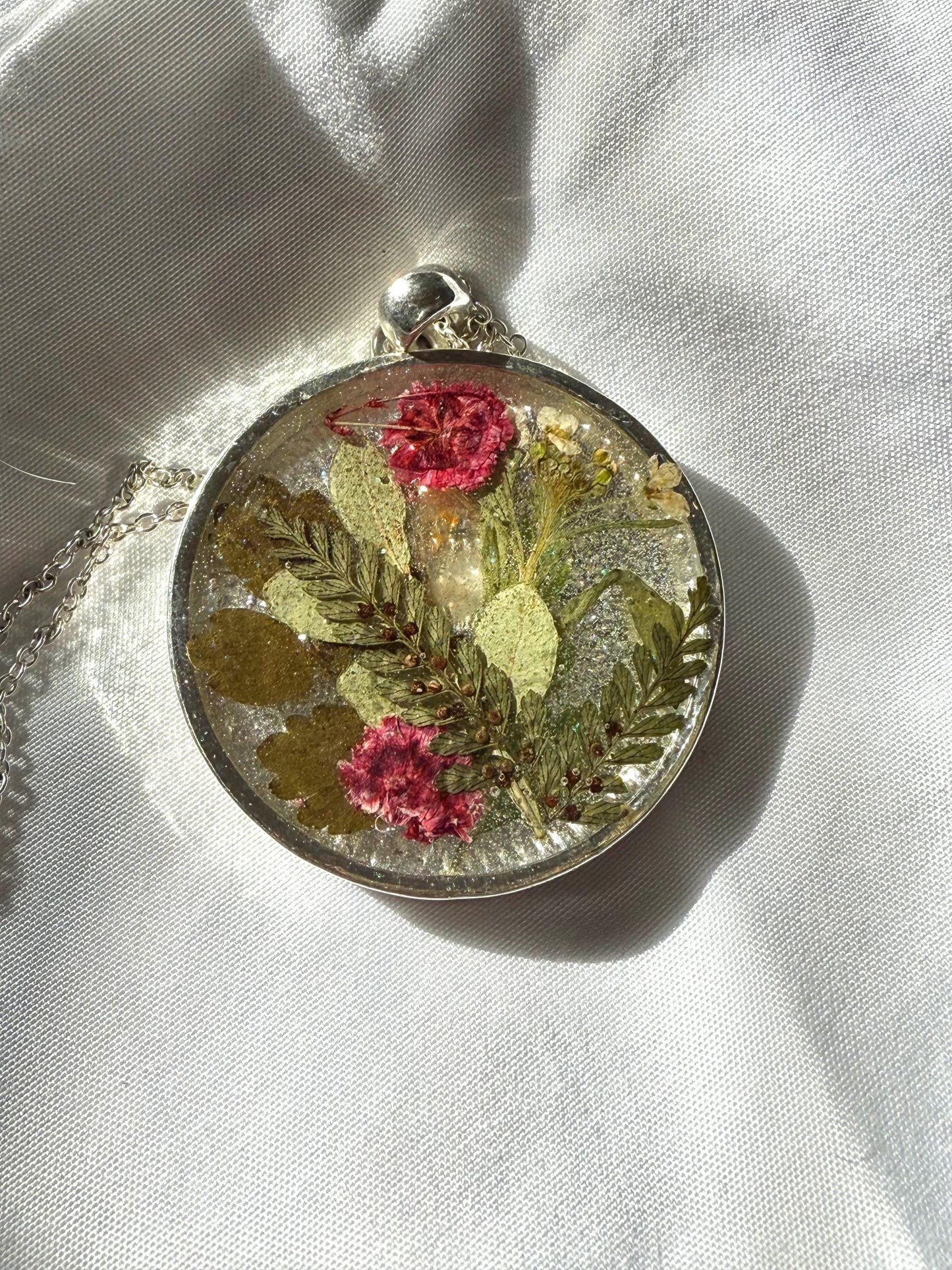 Pressed Flower Resin Necklace – Round Botanical Pendant, Real Flowers in Resin, Nature-Inspired Jewelry