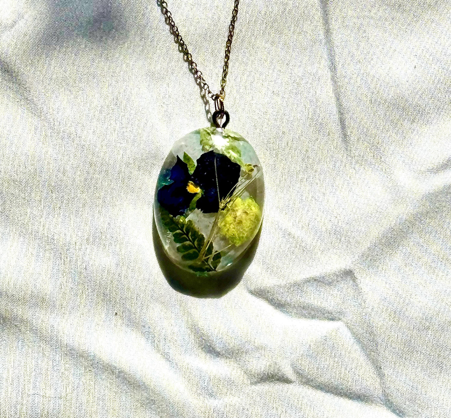 Handmade Pressed Flower Resin Pendant – Botanical Necklace, Nature Jewelry, Real Flowers in Resin