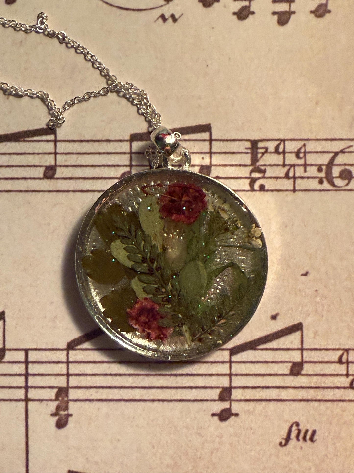 Pressed Flower Resin Necklace – Round Botanical Pendant, Real Flowers in Resin, Nature-Inspired Jewelry