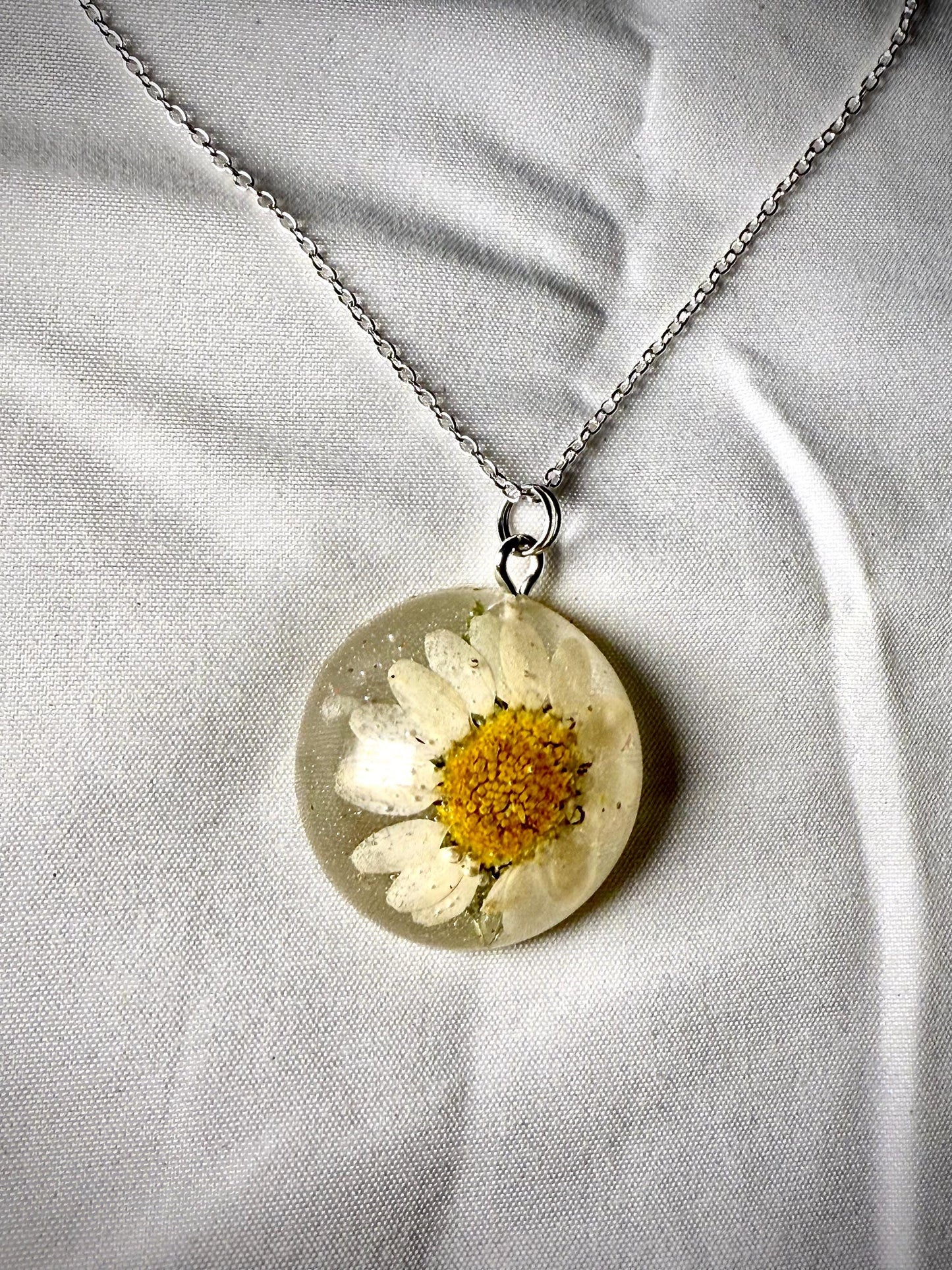 Real Pressed Daisy Resin Necklace – Handmade Floral Pendant on Silver Adjustable Chain