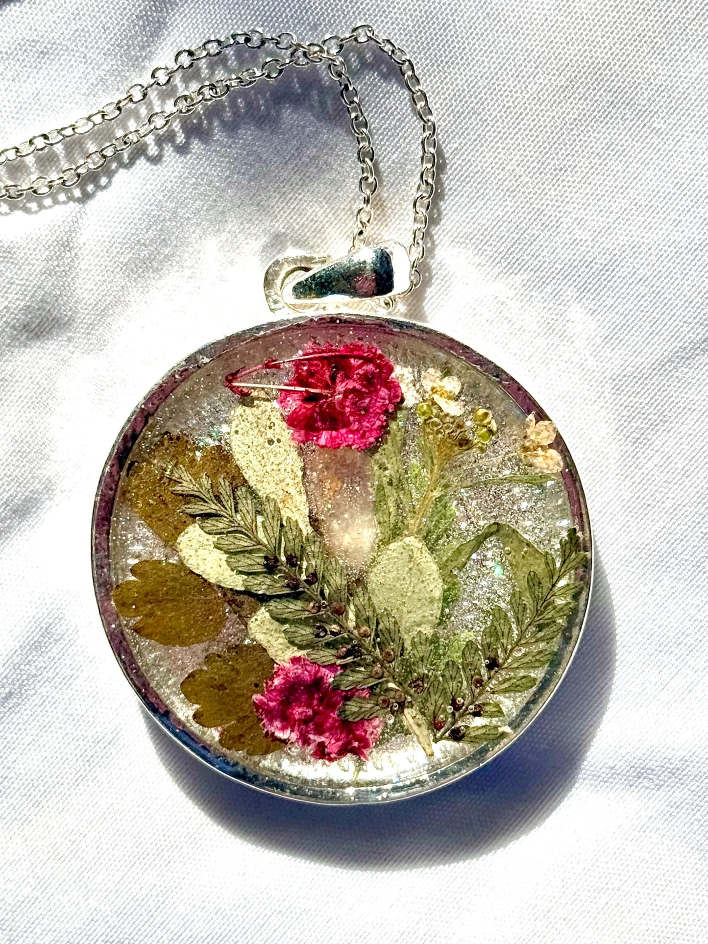 Pressed Flower Resin Necklace – Round Botanical Pendant, Real Flowers in Resin, Nature-Inspired Jewelry