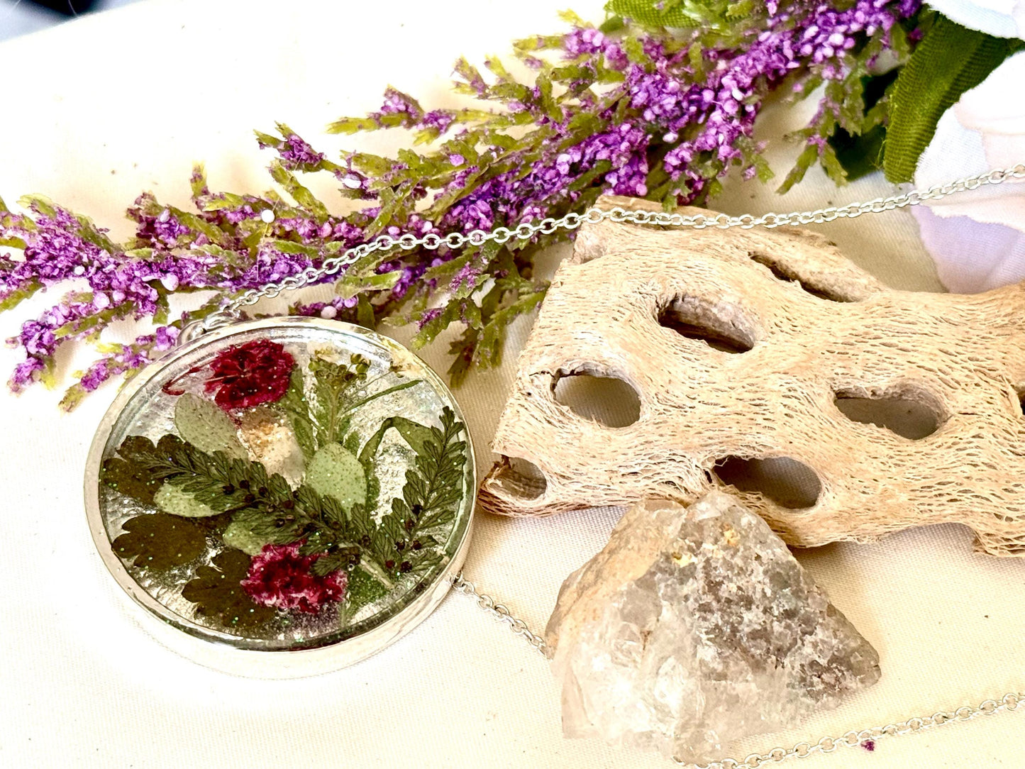 Pressed Flower Resin Necklace – Round Botanical Pendant, Real Flowers in Resin, Nature-Inspired Jewelry