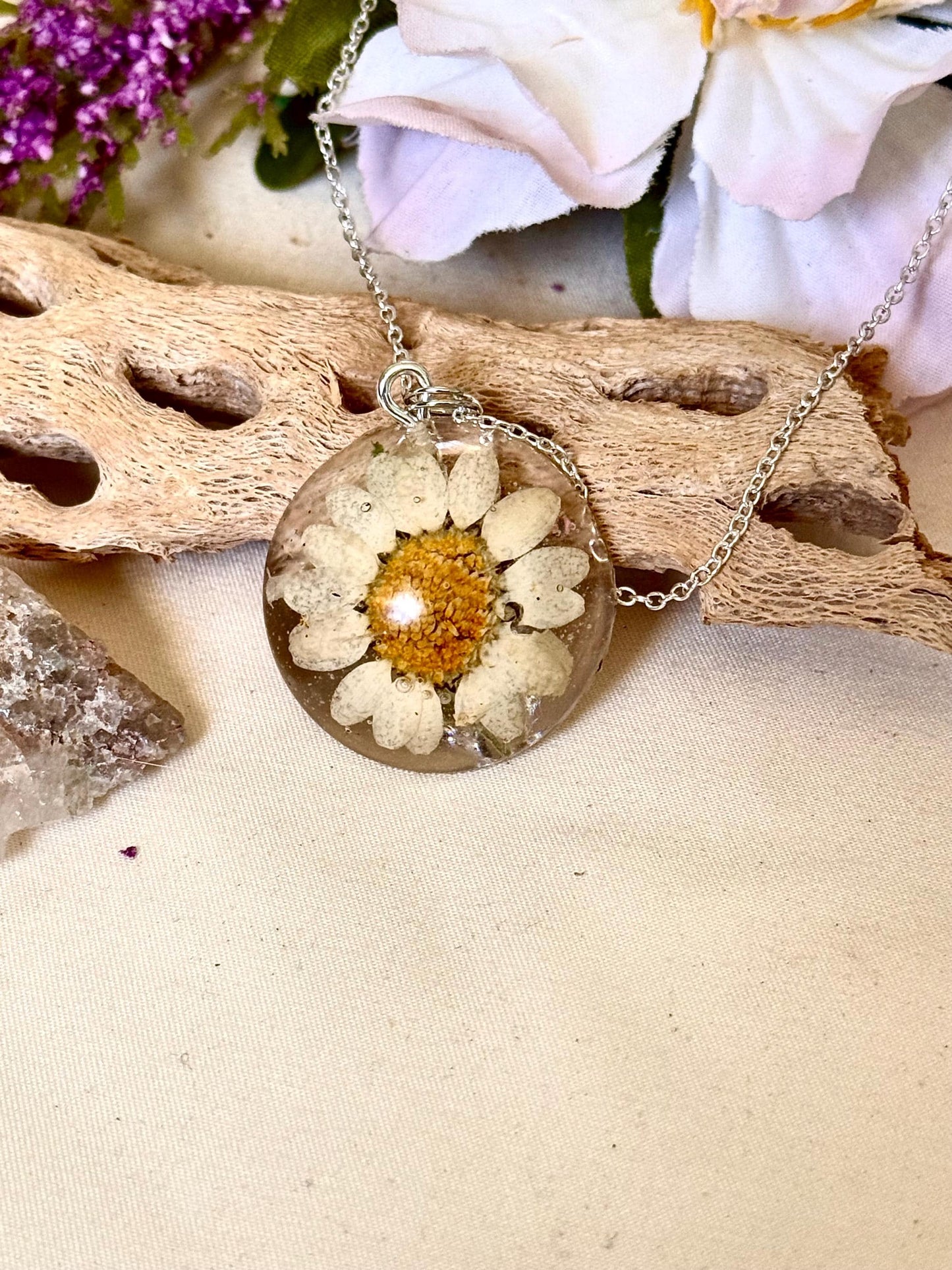 Real Pressed Daisy Resin Necklace – Handmade Floral Pendant on Silver Adjustable Chain